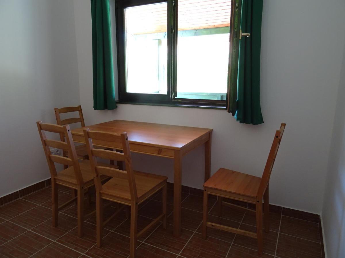 Kisrejtek Apartmanhaz Lispeszentadorjan Exterior photo